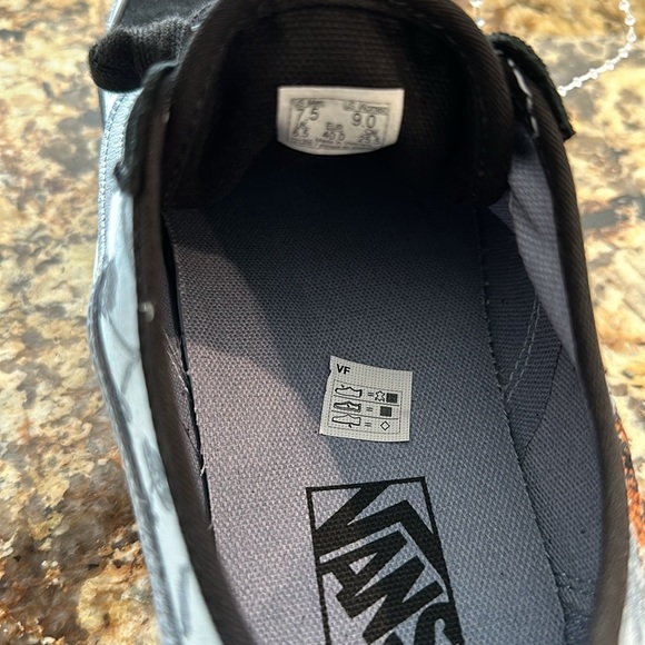 NWT Van’s Off the Wall Tiger Design Sneakers - Picture 9 of 9